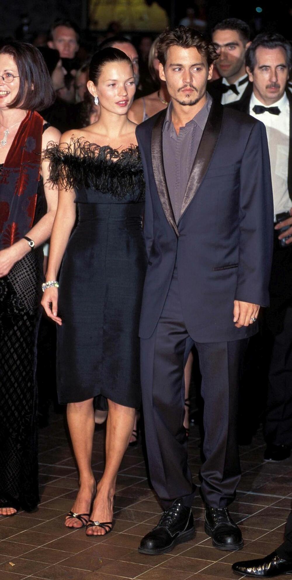 <b> Kejt Mos 1998. </b>  – <i> Jean Dessès </i> 
Vintidž kraljica Kejt Mos izgledala je božansveno u haljini iz pedesetih, arhivskog komada sa nojevim perjem, dok je šetala pored tadašnjeg dečka Džonija Depa.