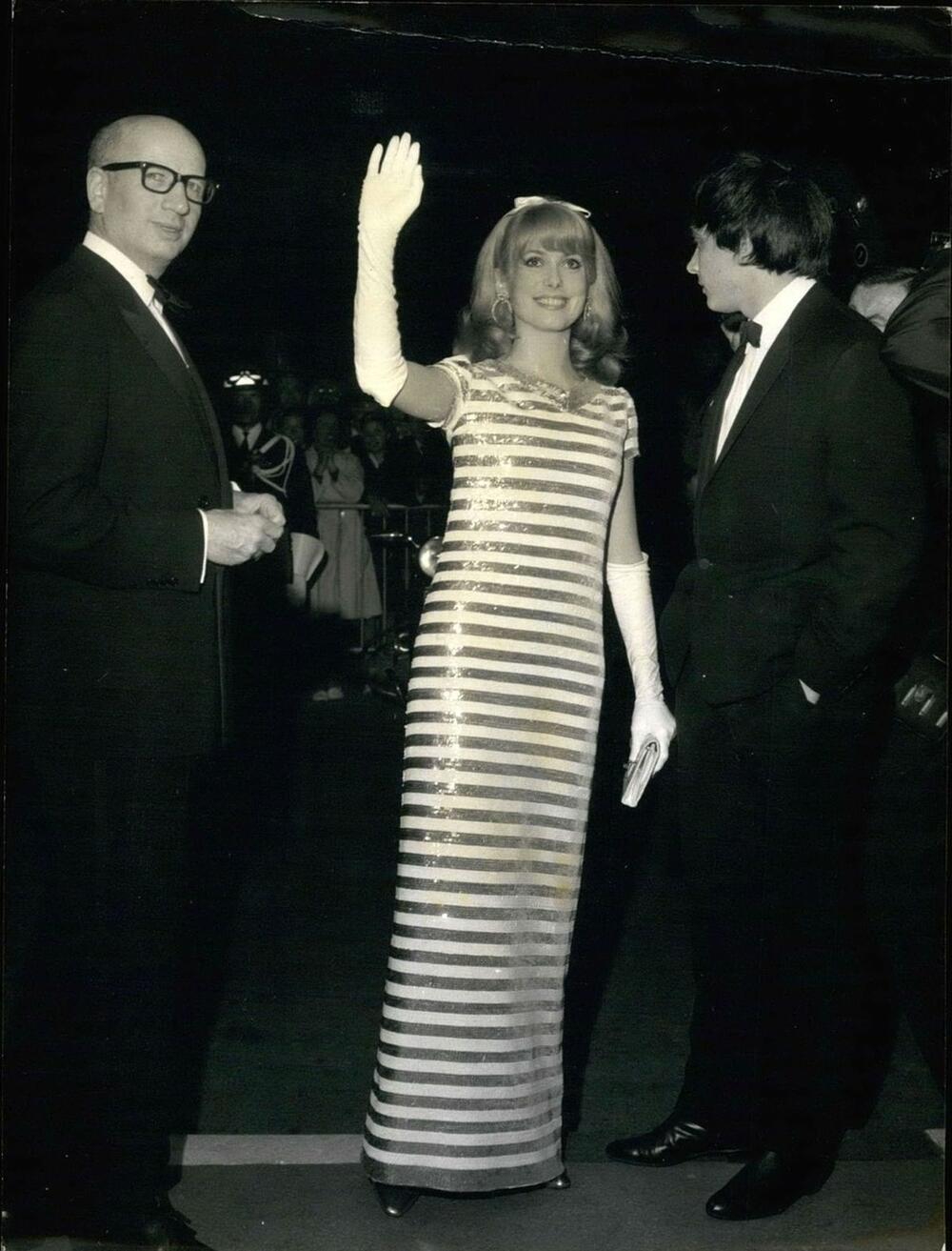 <b> Katrin Danev 1966. </b>  – <i> Yves Saint Laurent </i> 
Muza mnogih dizajnera, francuska glumica Katrin Danev ipak je bila najveća inspiracija Ivu San Loranu, koji je za nju napravio nestvarnu svetlucavu i prugastu kolumn haljinu za Kanski festival.
