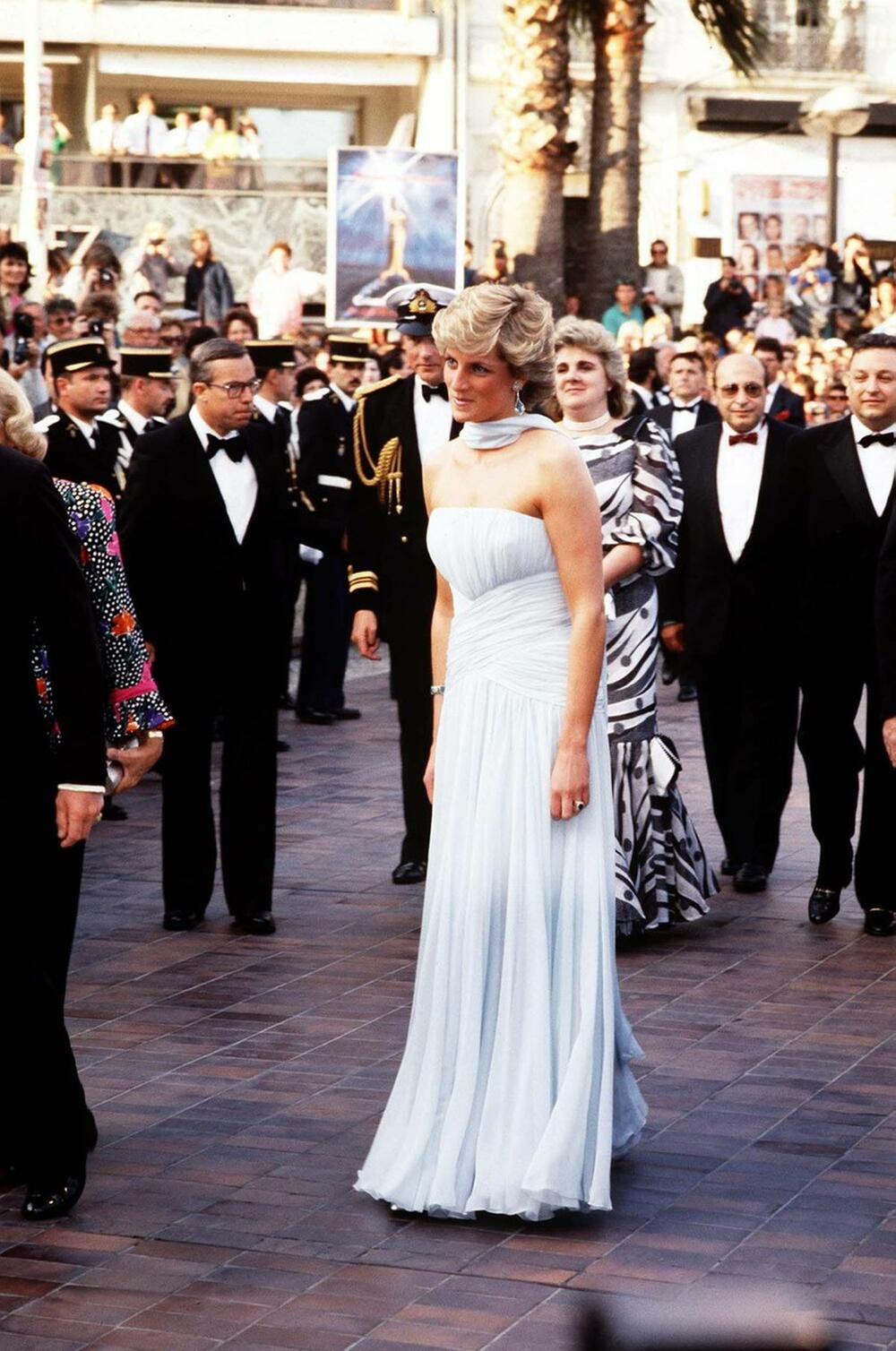 <b> Princeza Dajana 1987. </b>  – <i> Catherine Walker</i> 
Ako postoji savršen primer toga kako treba da izgleda kanski glamur, to je definitivno kreacija u kojoj se pojavila princeza od Velsa.