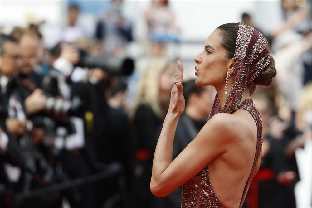 <p>Alesandra Ambrozio zaprepastila je posmatrače čim je zakoračila na crveni tepih 76. Kanskog filmskog festivala.</p>