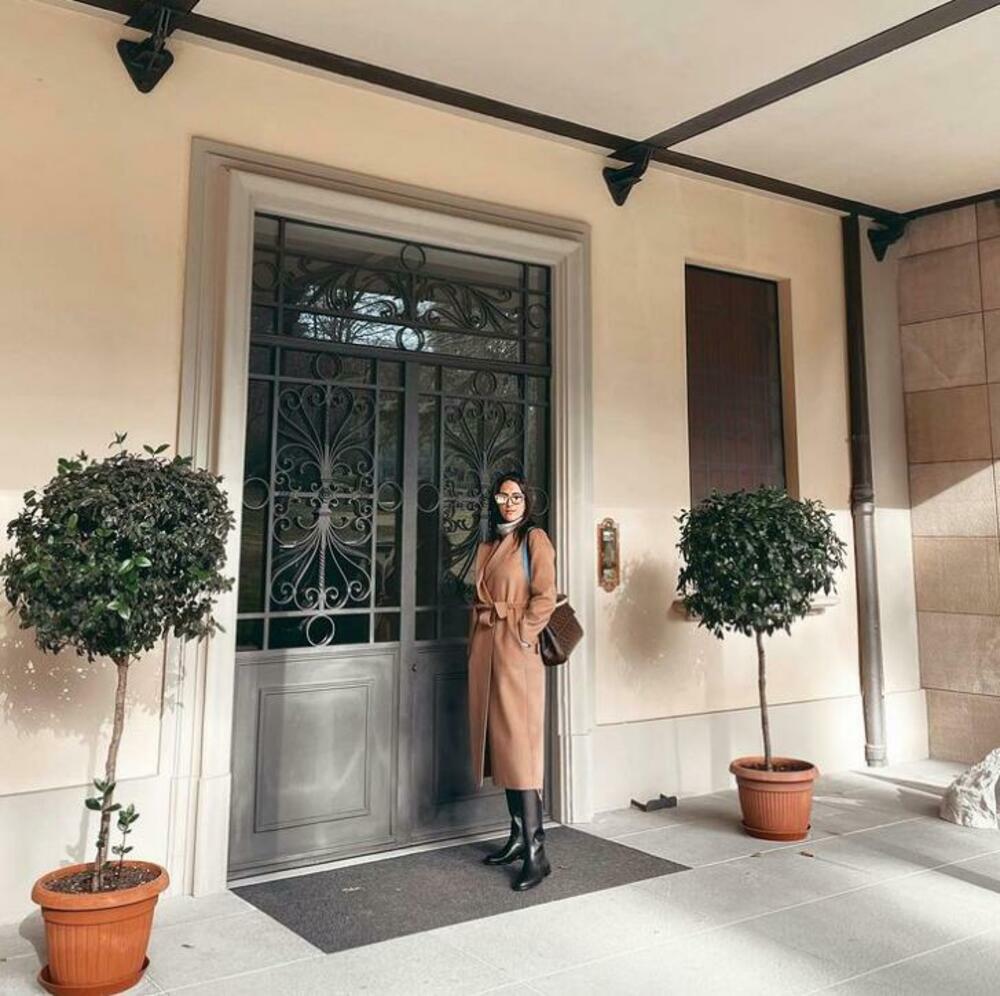 <p>Glumica se&nbsp;nakon brojnih obaveza rado vraća u svoje malo porodično gnezdo, gde uživa u svakom trenutku provedenom sa decom i suprugom kada nije van zemlje&nbsp;</p>