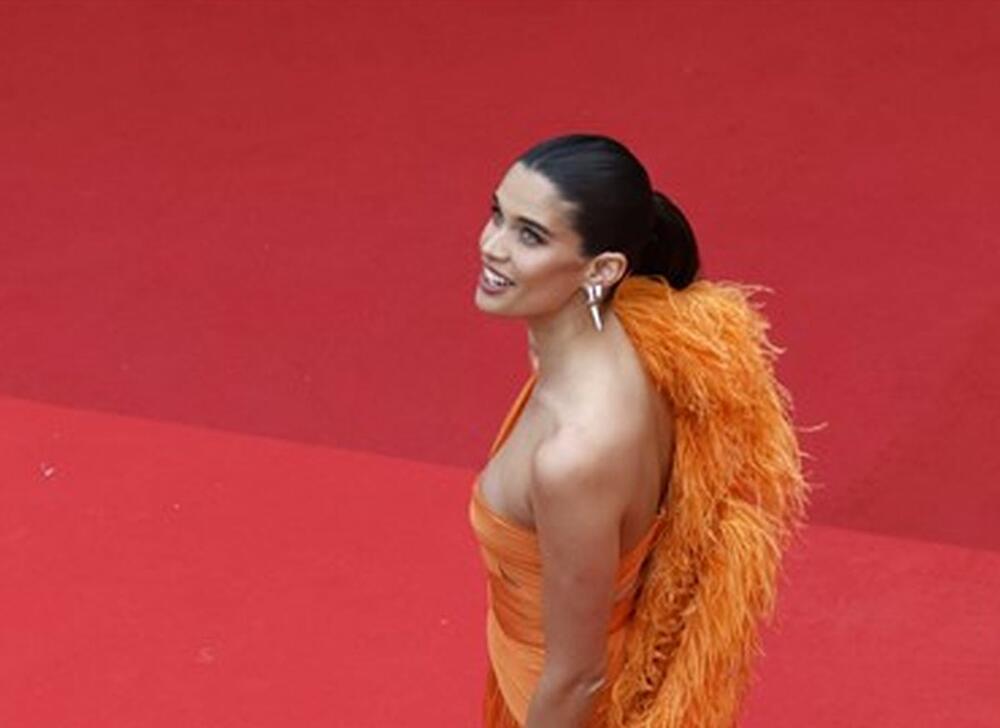 Portugalska manekenka Sara Sampajo na Kanskom festivalu 2023. godine u haljini Zuhaira Murada