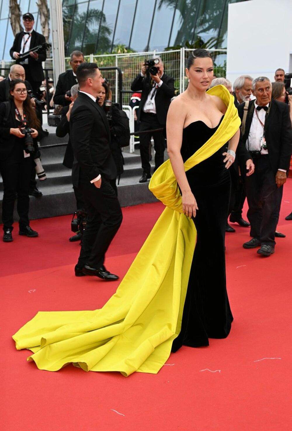 <p>Manekenka Adrijana Lima oduševila u haljini od pliša.</p>