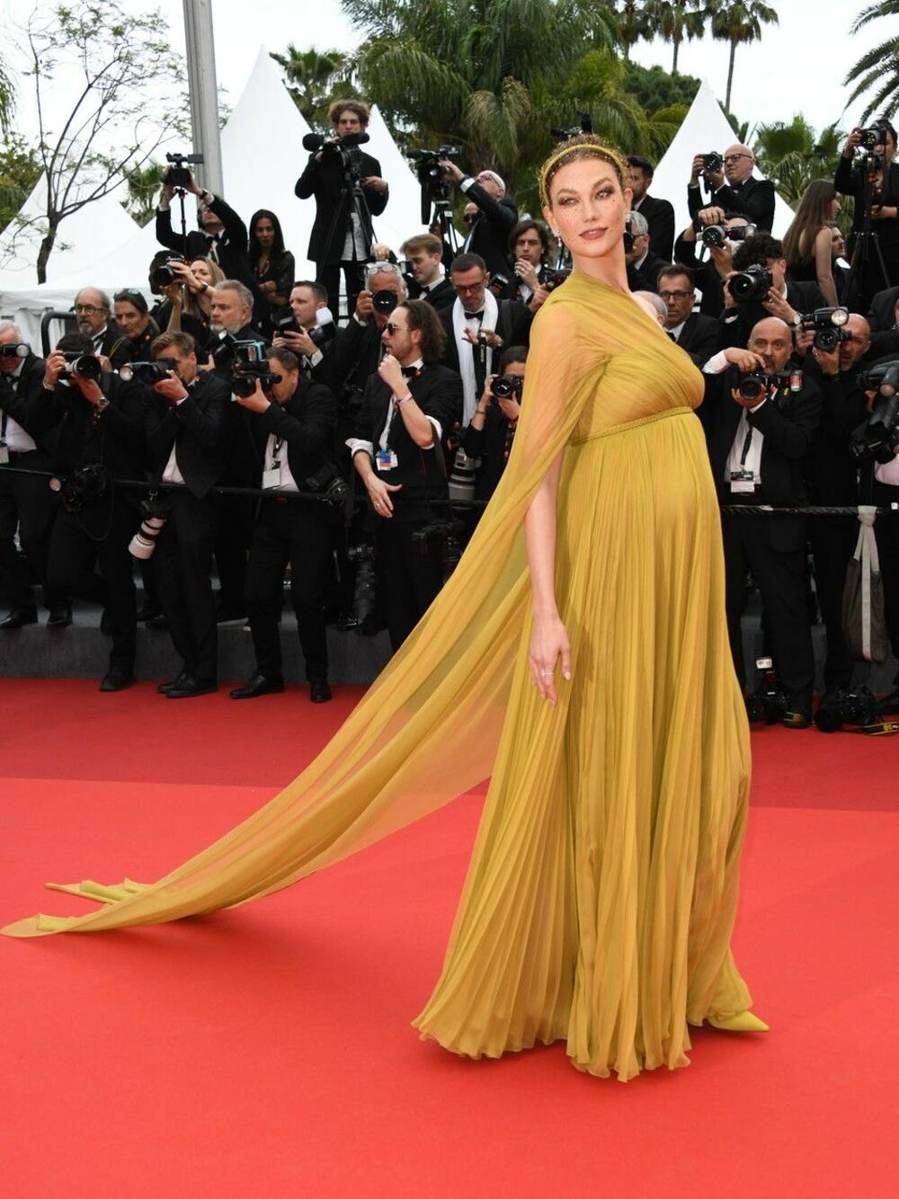 <p>Karli Klos je crvenim tepihom prošetala u zlatnoj Diorovoj haljini.</p>