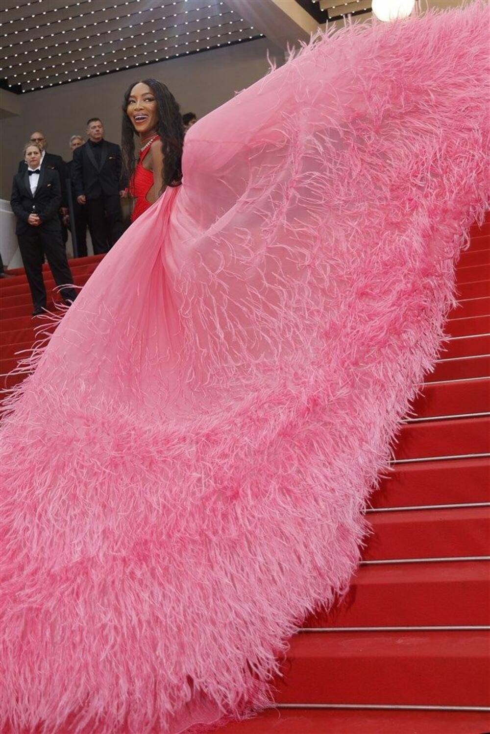 <p>Supermodel Naomi Kembel se na Kanskom festivalu pojavila u fantastičnom spoju crvene i ružičaste boje.</p>