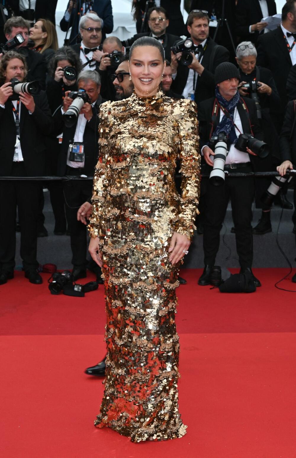 Adriana Lima obasjala Kan zlatnom haljinom od hiljadu šljokica 