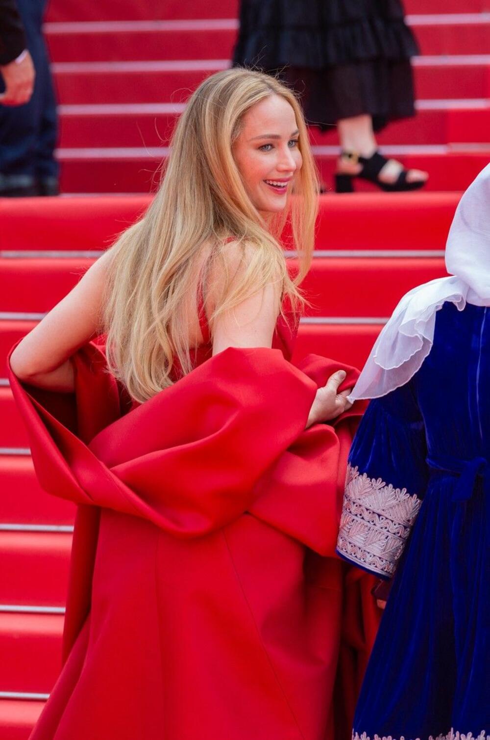 <p>Glumica Dženifer Lorens se na 76. Kanskom festivalu pojavila u predivnoj crvenoj haljini koja je donela dašak holivudskog glamura u Kan.</p>