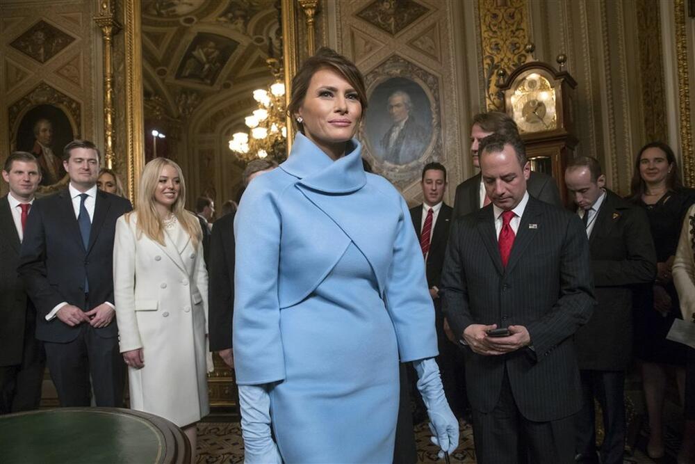 Melanija Tramp u svetloplavom kompletu Ralfa Lorena na predsedničkoj inauguraciji