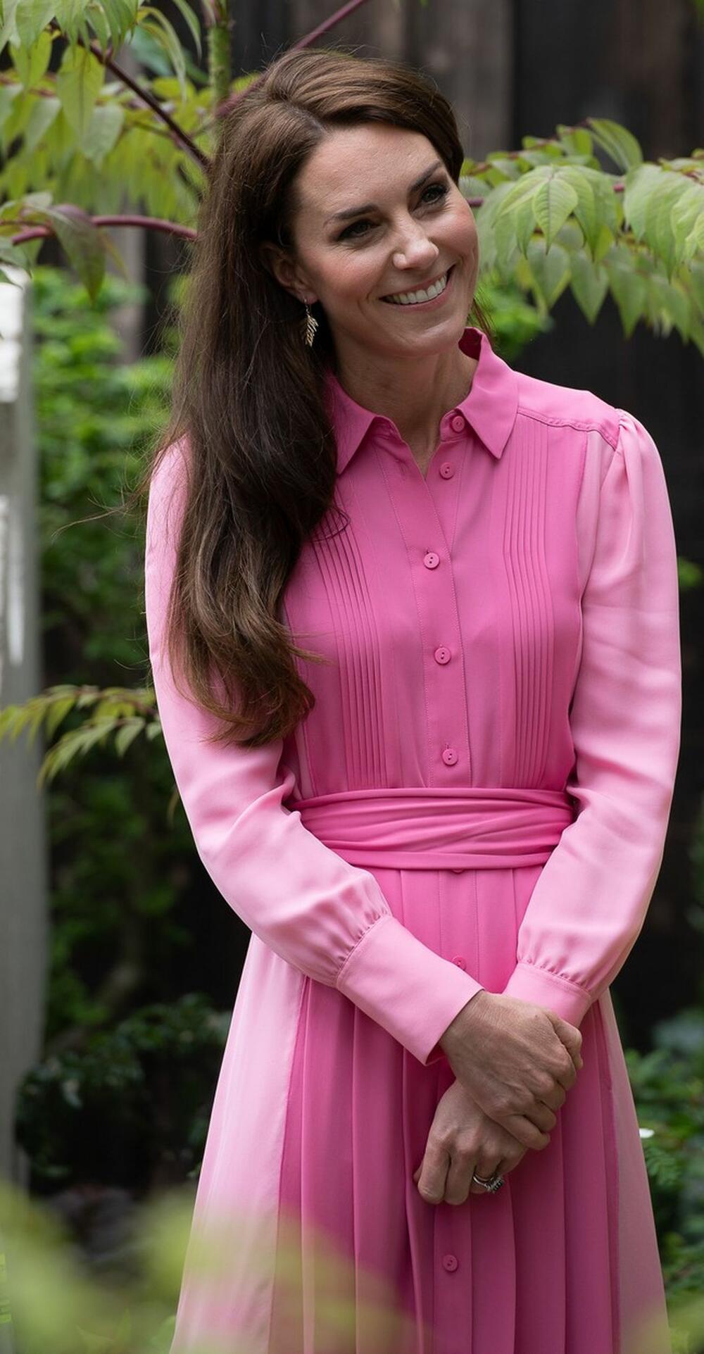 Kejt Midlton u roze košulji-haljini