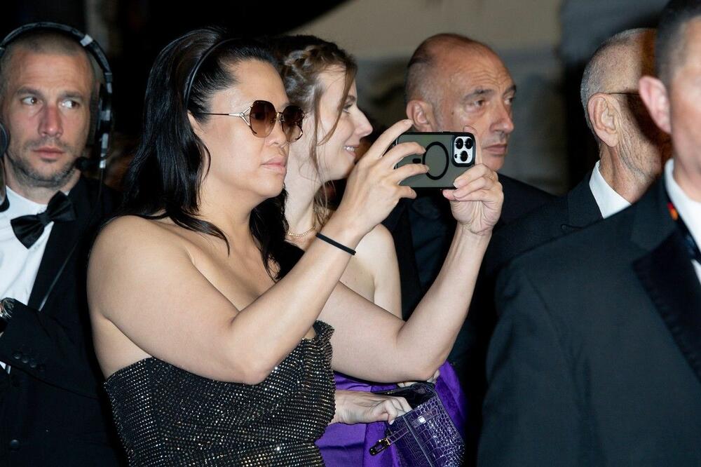 <p>Čuveni glumac i njegova izabranica Tifani Čen ovih dana izazivaju pažnju javnosti na Kanskom festivalu.</p>