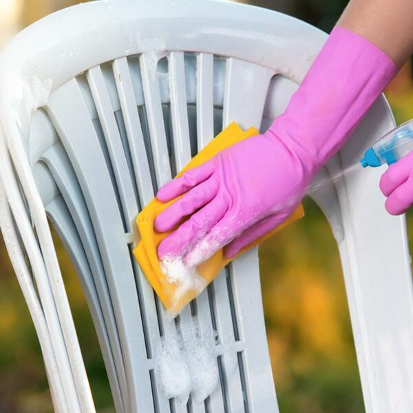 Kako očistiti bele plastične stolice? Pomešajte vodu i jednu namirnicu iz kuhinje i fleke nestaju u roku od 5 minuta