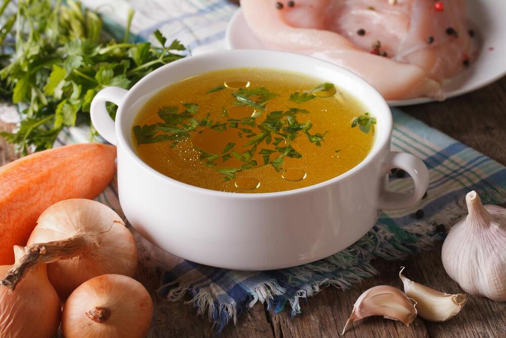Pileća supa može biti bistrija i zamućenija u zavisnosti od toga u kakvoj je vodi pripremana