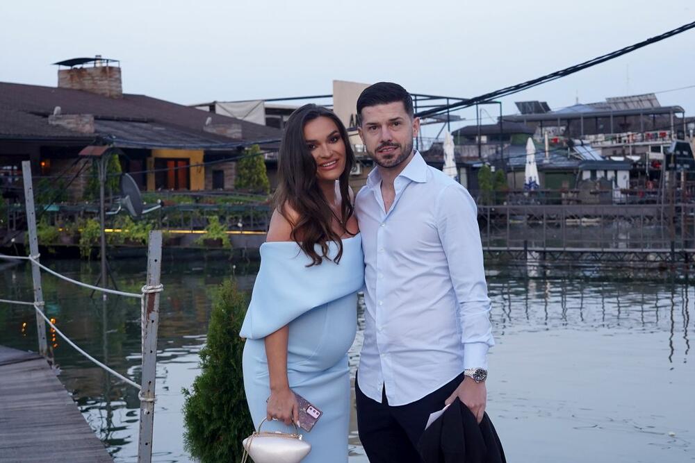 <p>Pevačica Tamara Milutinović se prvi put nakon venčanja pojavila sa suprugom u javnosti.</p>