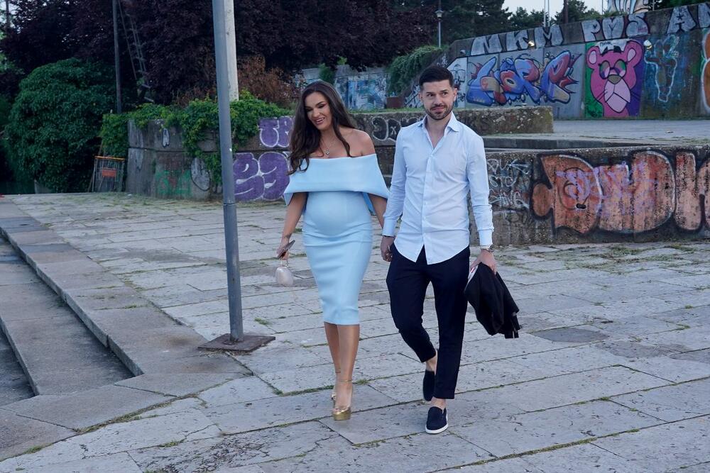 <p>Pevačica Tamara Milutinović se prvi put nakon venčanja pojavila sa suprugom u javnosti.</p>