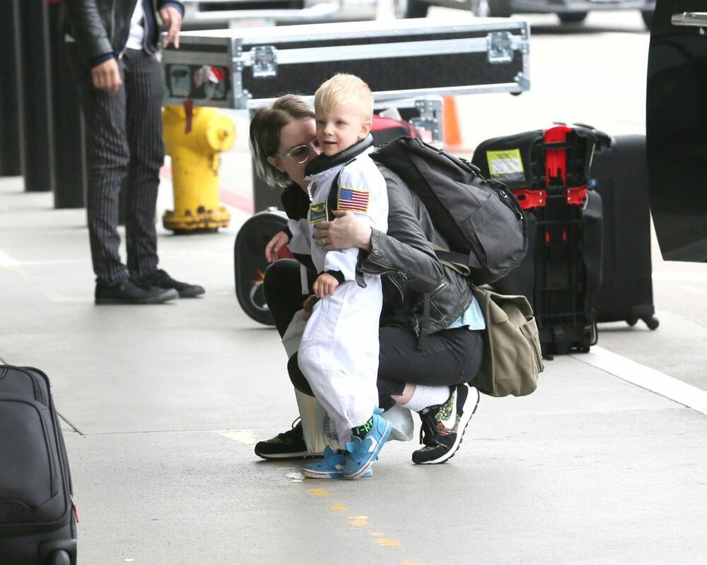 Evan Rejčel Vud sa sinom Džekom 2017. godine na aerodromu