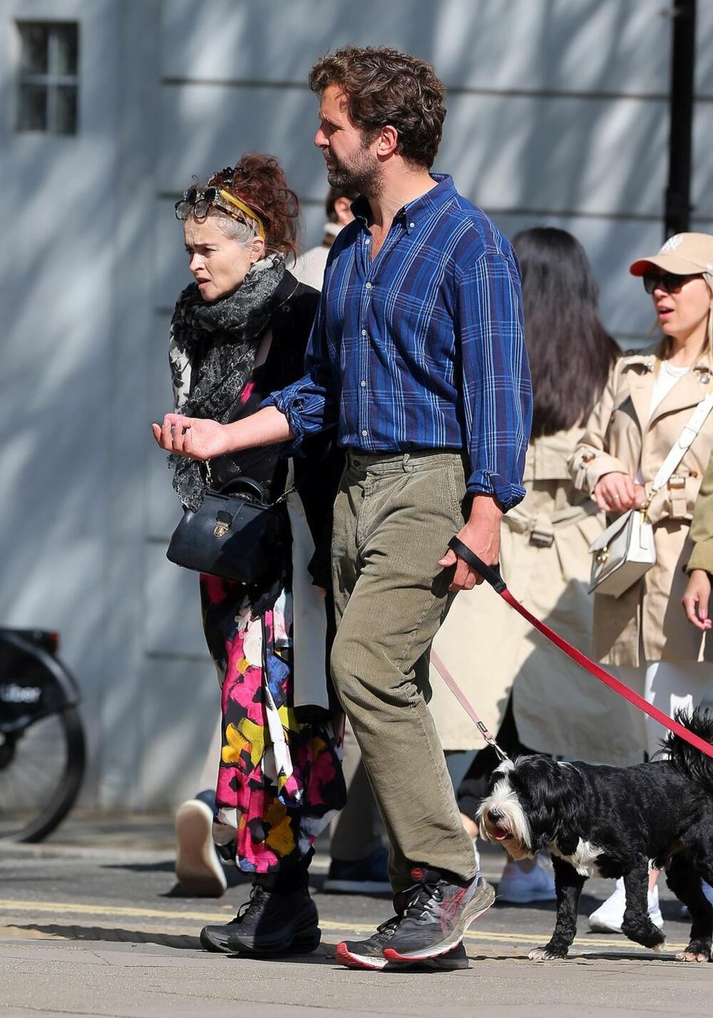 Helena Bonam Karter i Raj Dag Holmlbo u Londonu tokom šetnje sa psima