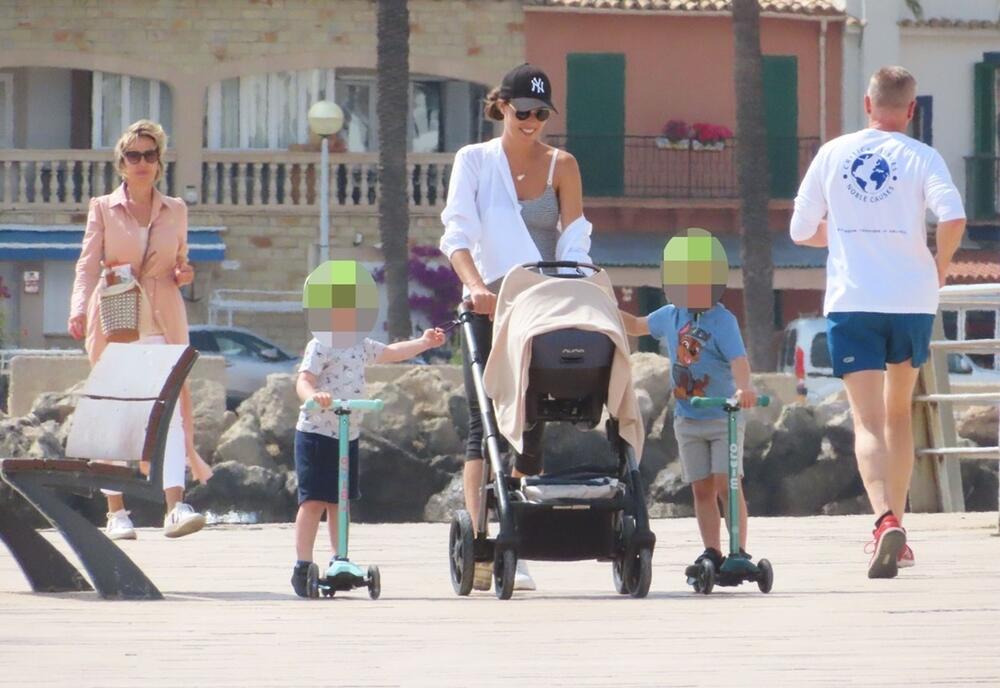 Ana Ivanović sa sinovima u šetnji nakon trećeg porođaja