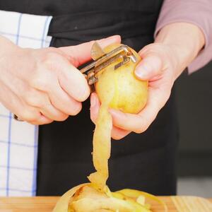 Kako za 2 minuta očistiti 1 kg mladog krompira bez upotrebe noža? Treba vam samo jedna stvar koju imate u kuhinji