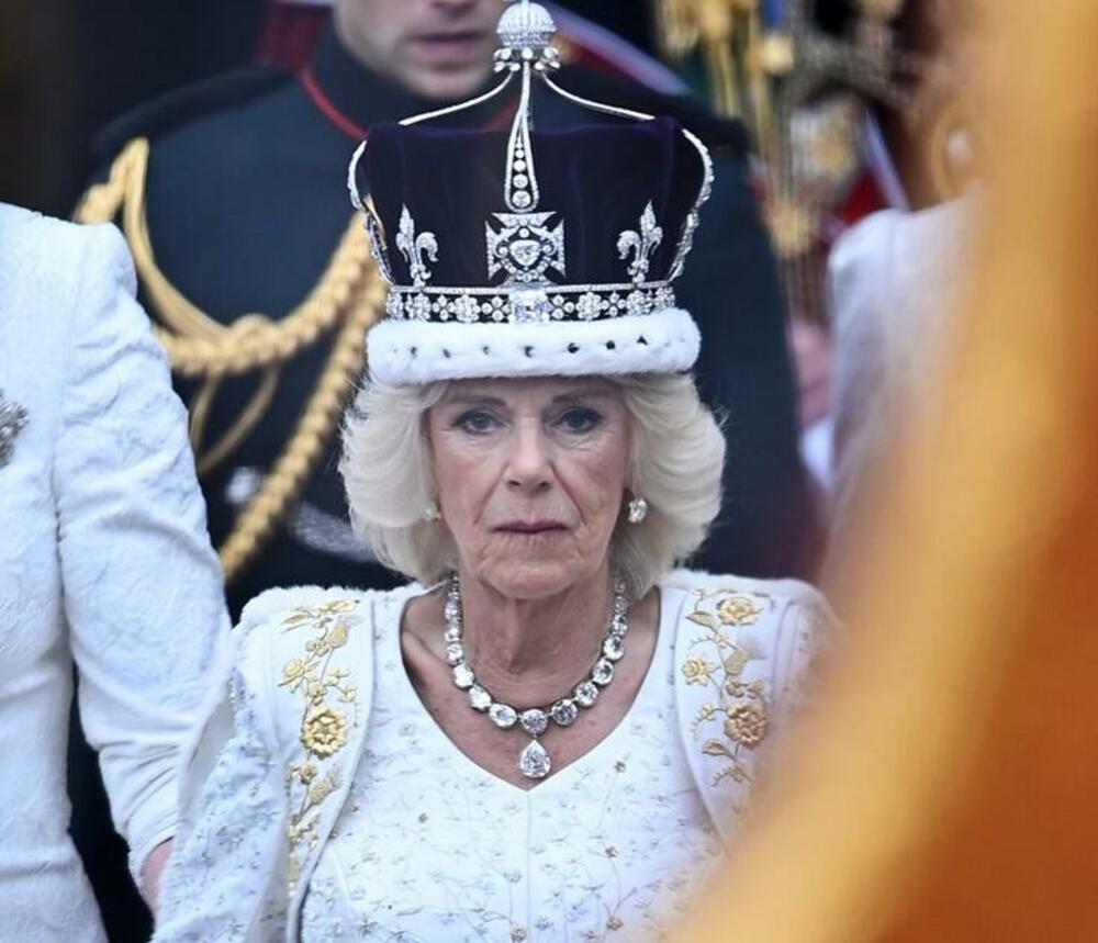 Čim je Čarls kročio na tron i ona je postala kraljica 