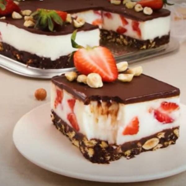 Neodoljiva kombinacija čokolade i jagoda će vas oboriti s nogu: Lažna kapri torta je sve što vam treba u letnjim danima