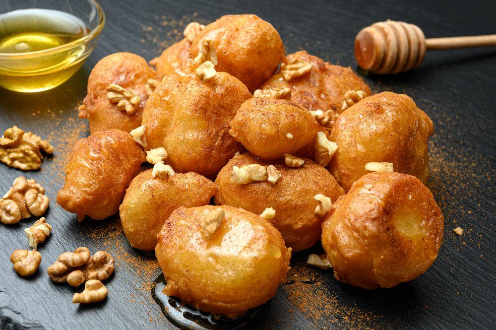 Mini-krofne prelivene sirupom su posebno popularne u zapadnoj Turskoj.