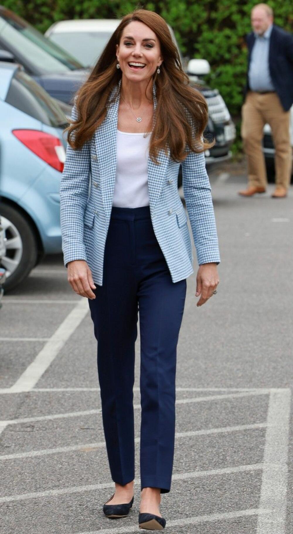 <p>Princeza od Velsa danas je u Londonu održala modnu lekciju u "business casual" kombinaciji.</p>