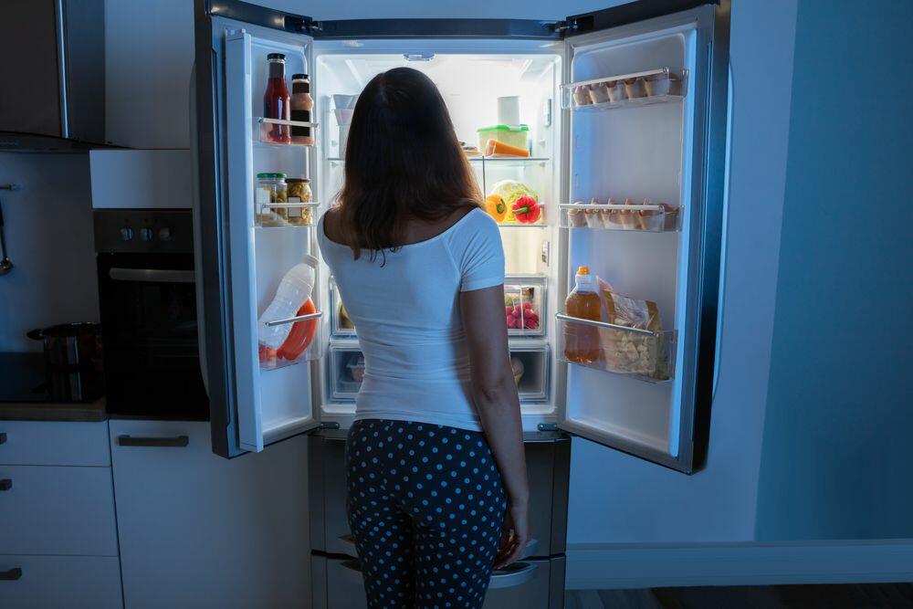 Većina ljudi drži mleko u vratima frižidera.
