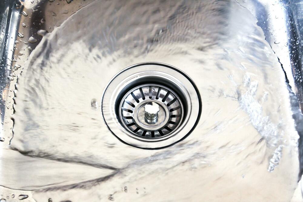 Čišćenje odvoda sudopere na ovaj način vam se može obiti o glavu 