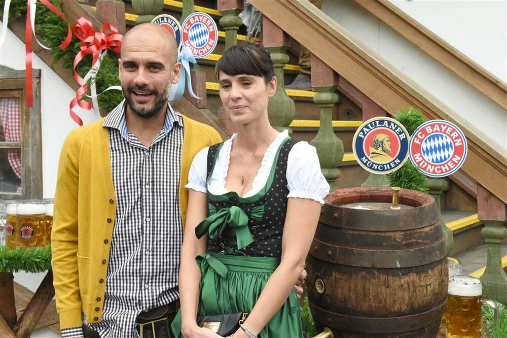 Pep Gvardiola sa suprugom Kristinom Serom na Oktoberfestu dok je bio trener Bajerna iz Minhena