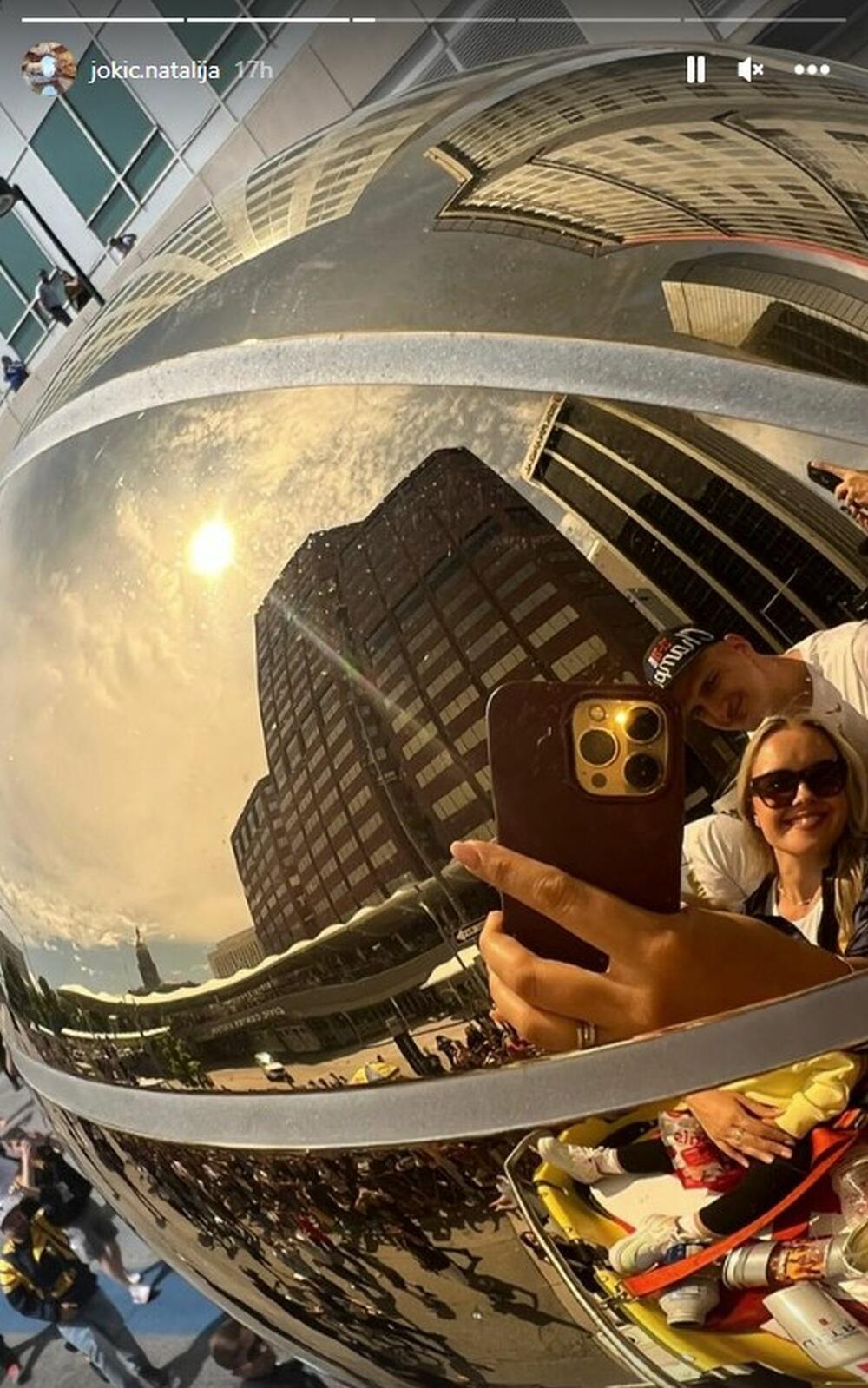 Natalija i Nikola Jokić su sa ćerkom Ognjenom uživali na paradi u Denveru, uprkos incidentu kada je košarkaševa supruga pogođena limenkom u lice