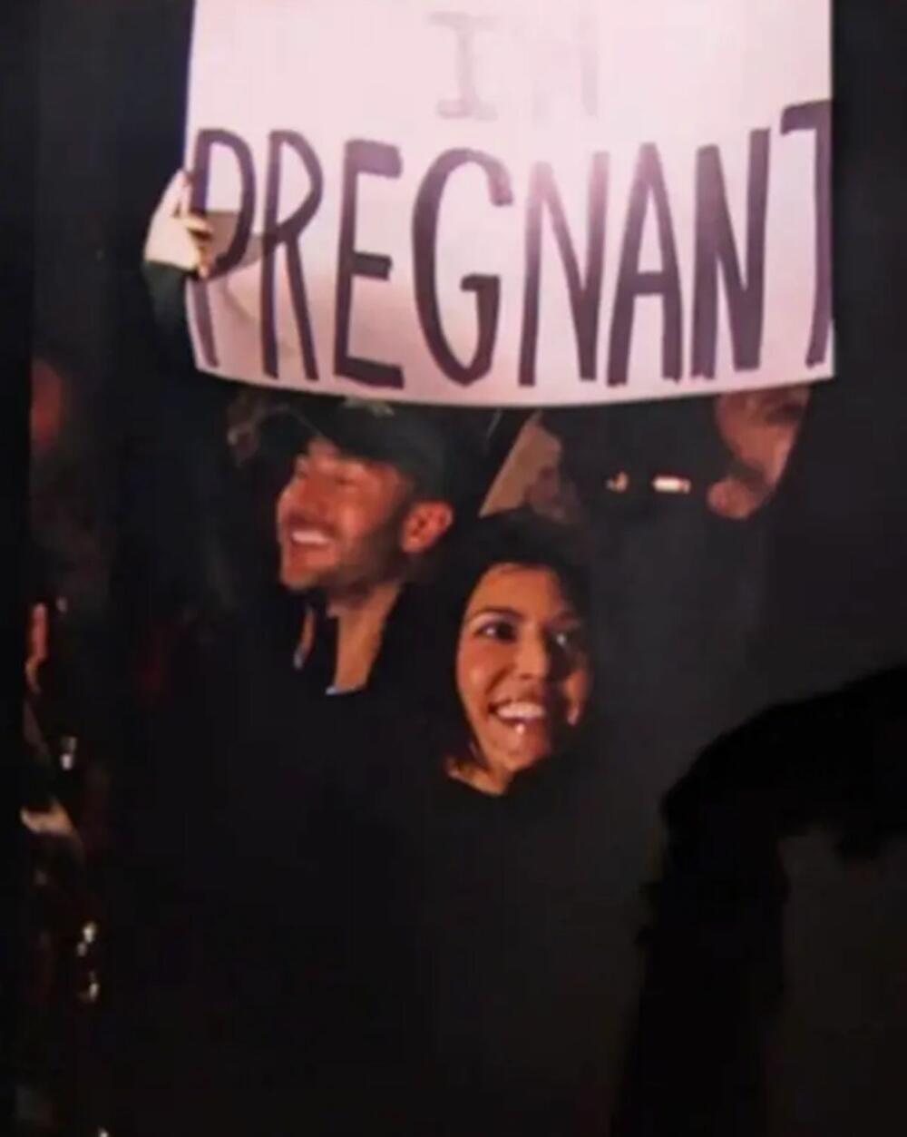'Travis, I'm pregnant', pisalo je na papiru koji je Kortni Kardašijan podigla na koncertu suprugovog benda