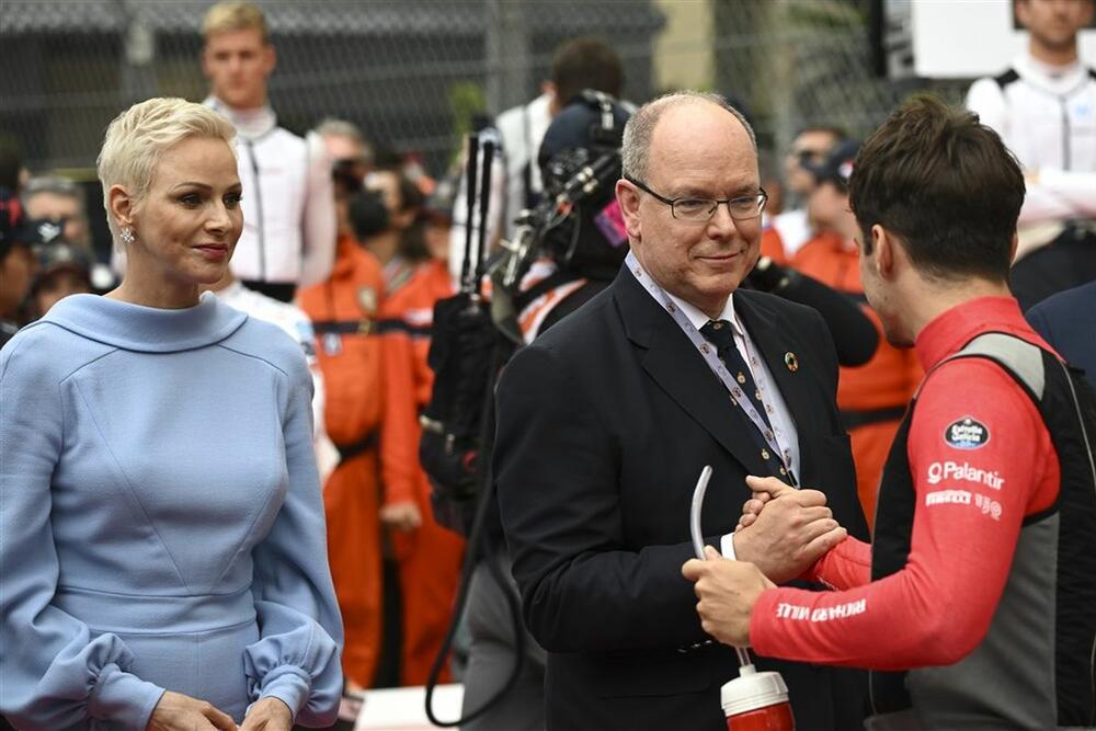Princeza Šarlin od Monaka u plavom kombinezonu na trci Formule 1