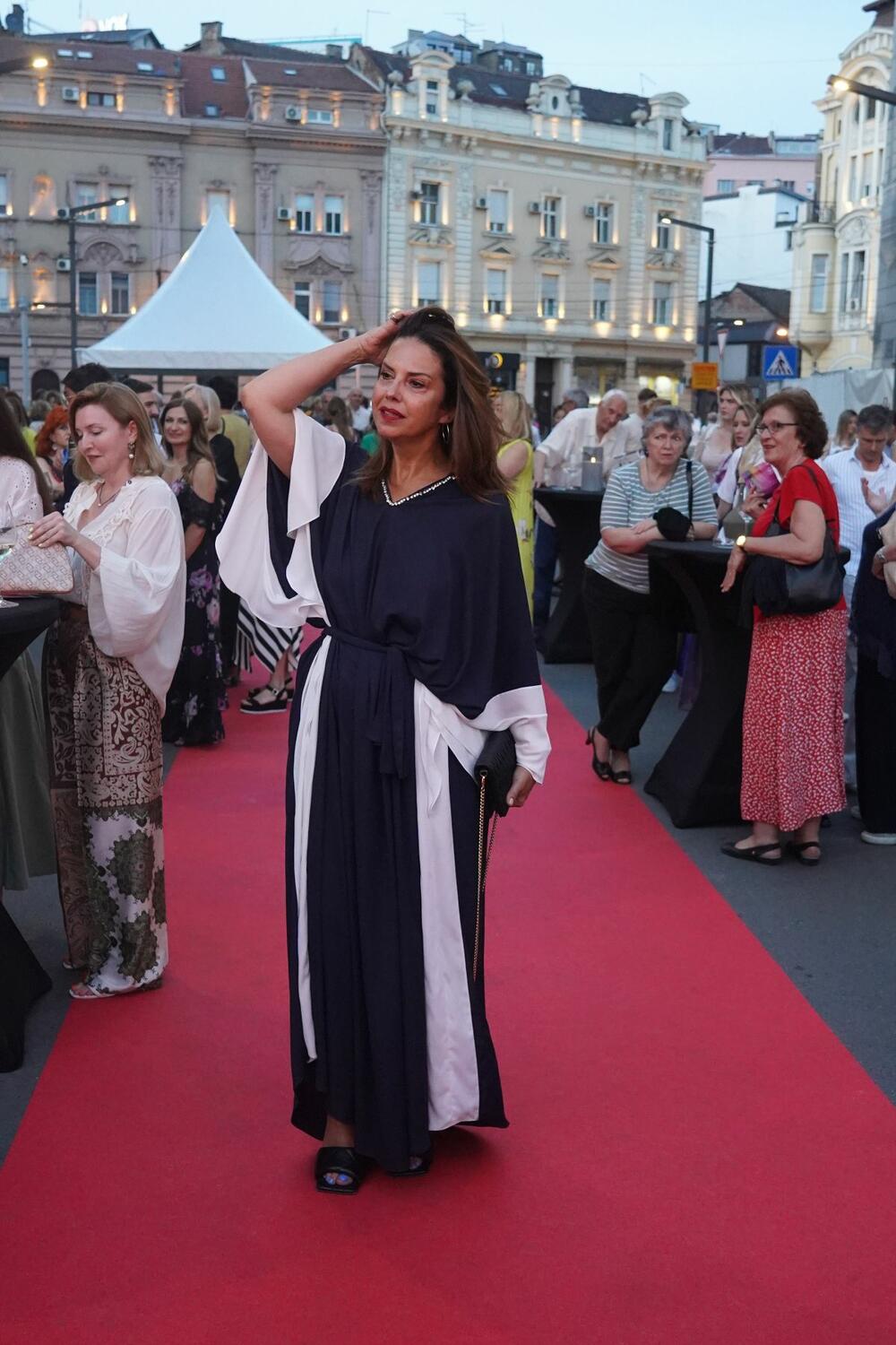 Nataša Ninković u teget-beloj haljini koja je savršen primer damskog stila