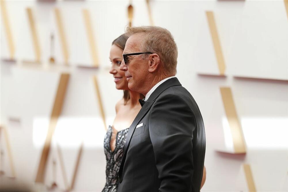 Kevin kostner i Kristin Baumgartner na dodeli Oskara