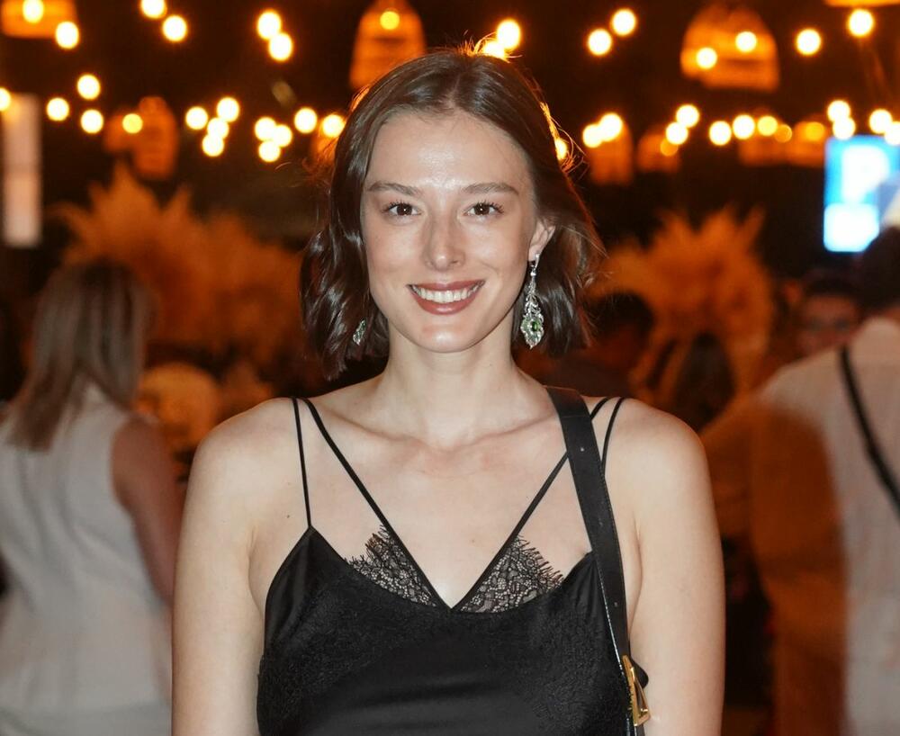 Milena Radulović u crnoj slip haljini