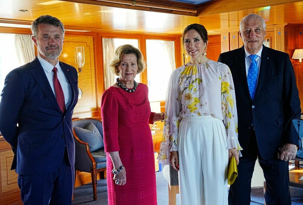 <p>Danska princeza u beloj haljini sa printom koju je nosila i 2019. godine.</p>