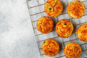 Za 17 minuta na stolu će vas čekati najukusnija večera ili doručak: Recept za mekane i sočne mafine sa tikvicama