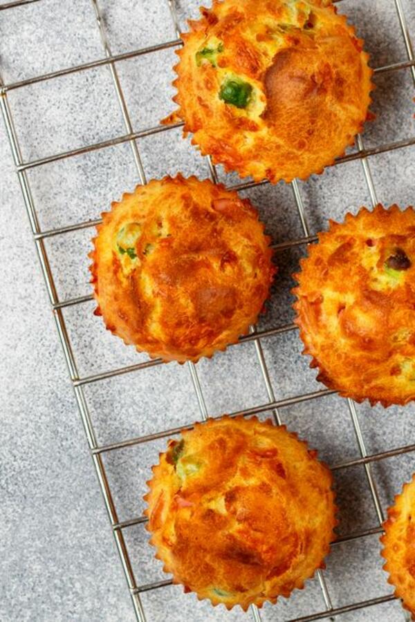 Za 17 minuta na stolu će vas čekati najukusnija večera ili doručak: Recept za mekane i sočne mafine sa tikvicama