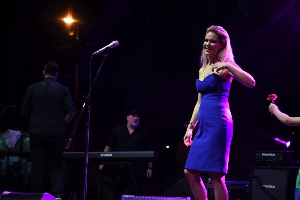 <p>Pevačica Lena Kovačević u plavoj haljini oduševila.</p>