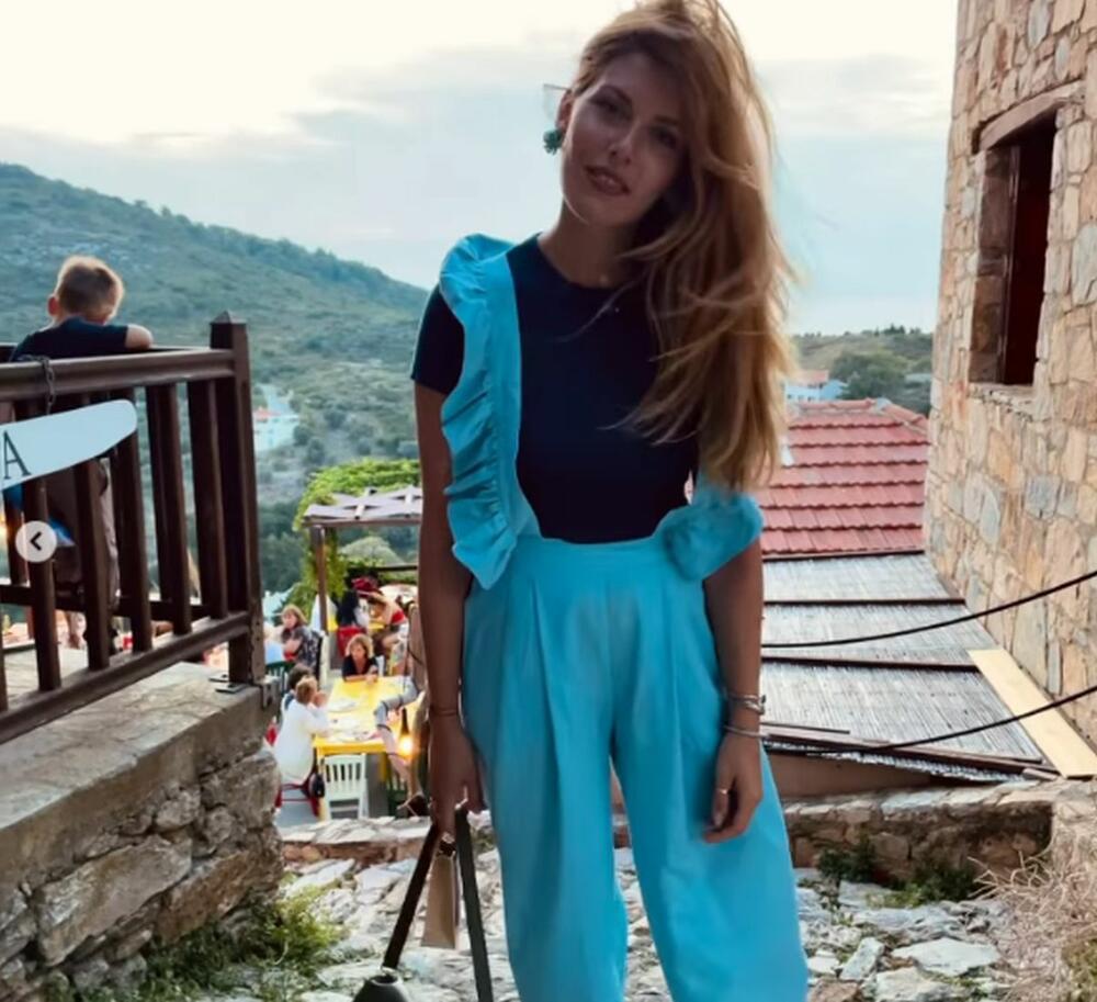Tamara Dragičević u pantalonama s tregerima koje krase karneri