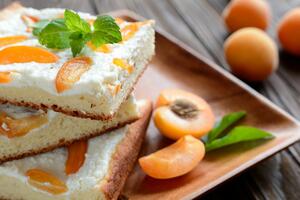 Voćni kolač koji se ne peče, a sprema se bez brašna i jaja: Recept za ledene kocke sa kajsijama koje uspevaju svima