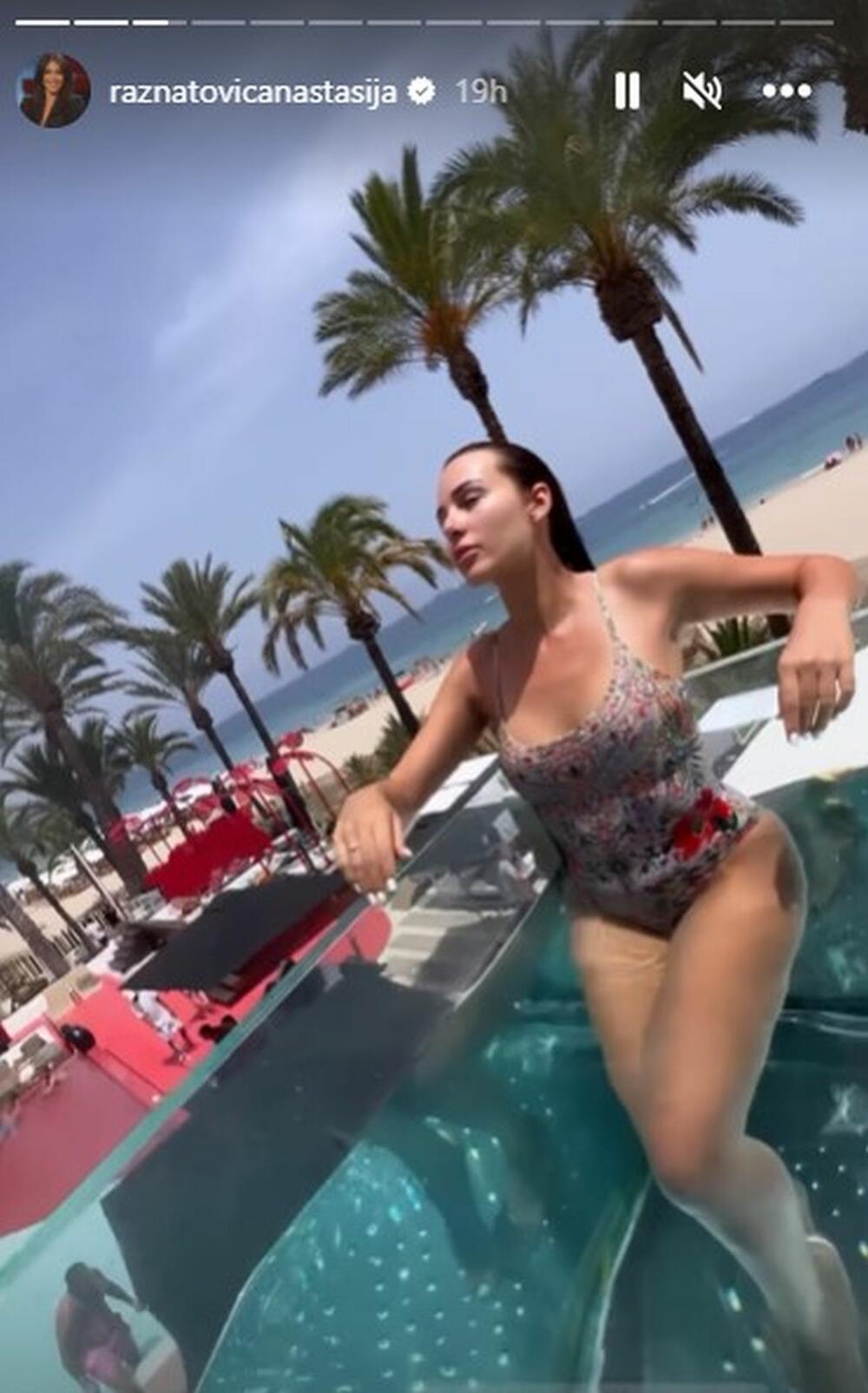 Anastasija Ražnatović u jednodelnom kupaćem na letovanju na Ibici