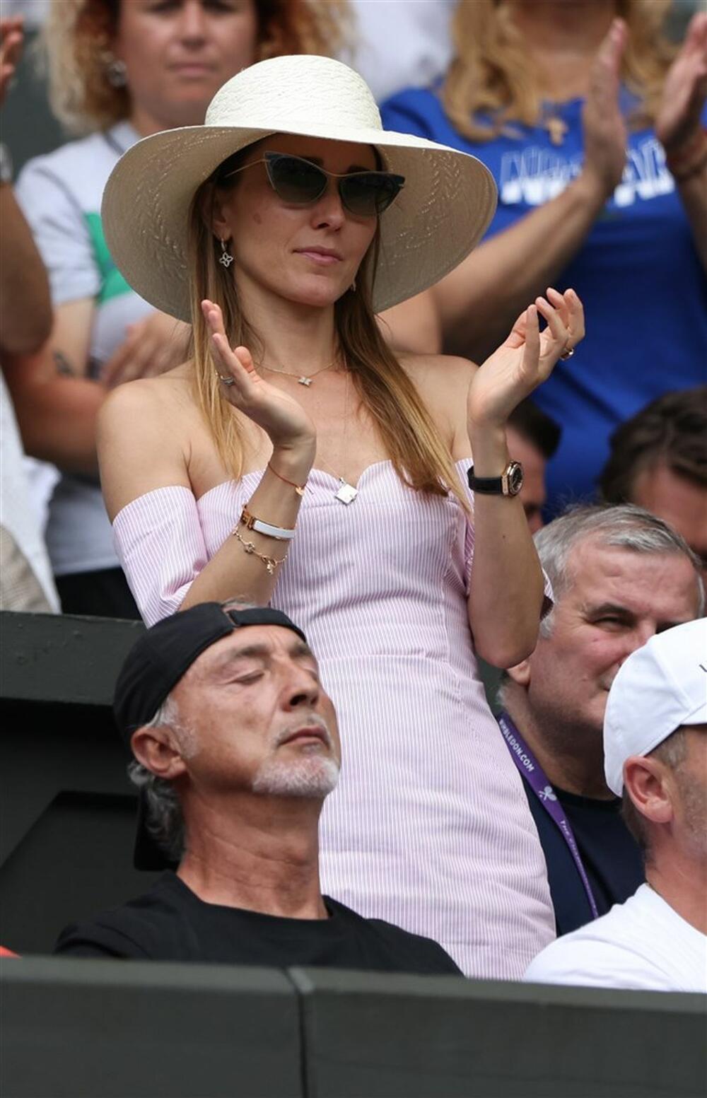 Jelena Đoković sa šeširom u haljini golih ramena na Vimbldonu