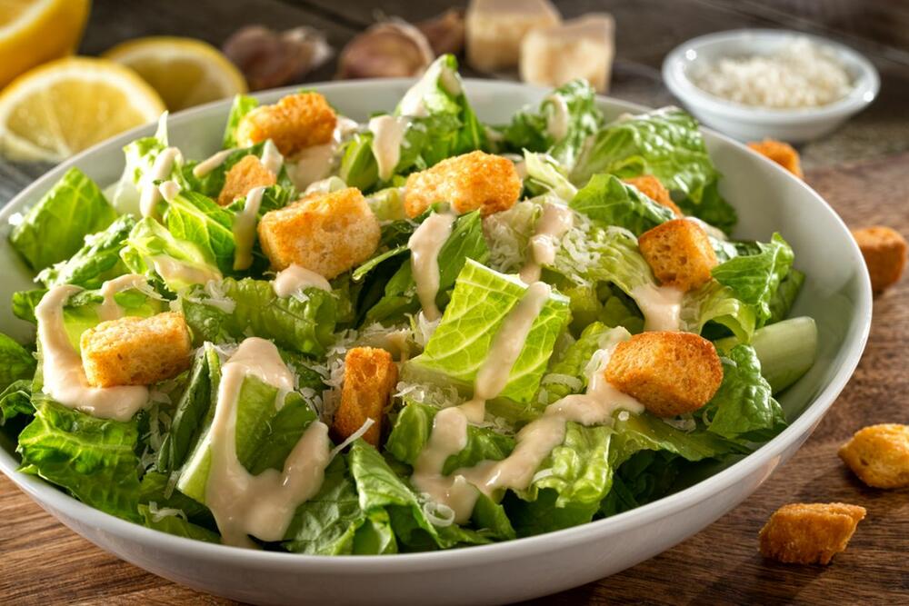 Cezar salata sa krutonima (ilustracija)