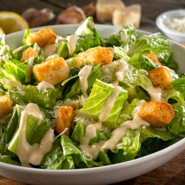 Ne treba vam rerna, a ukusnija je od klasične: Najlepša Cezar salata po receptu Džejmija Olivera