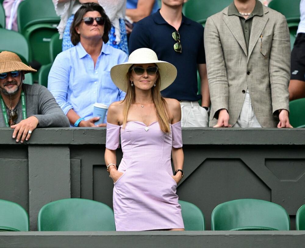 Kada je Đoković savladao Andreja Rubljova i plasirao se u polufinale, Jelena je izgledala očaravajuće u mini-haljini koja otkriva ramena, vrlo romantičnom tjalingu koji upotpunila šeširom.