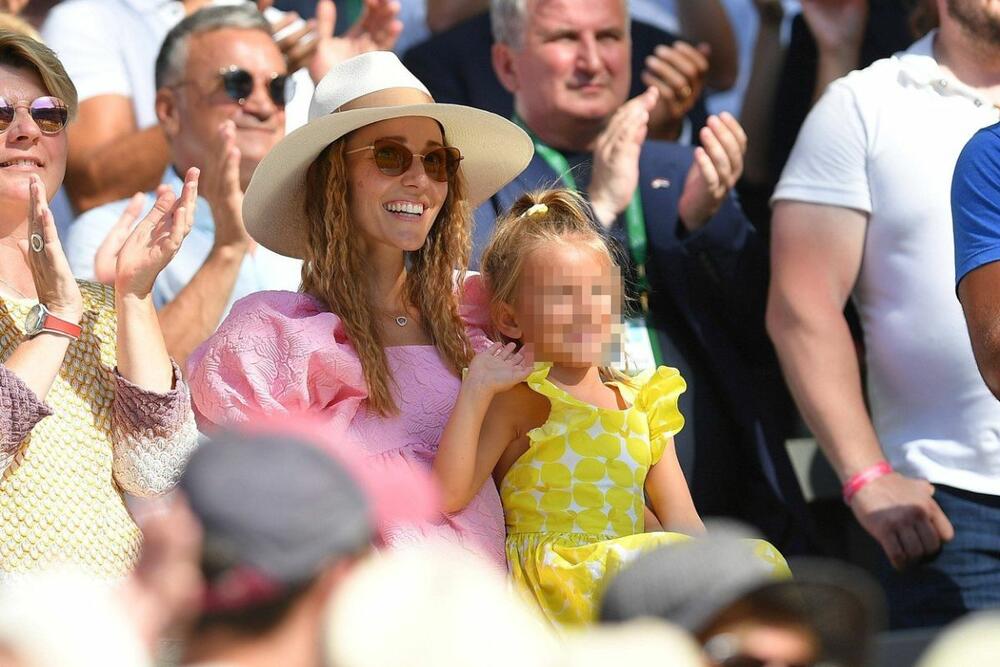 Jelena Đoković sa ćerkom Tarom na Vimbldonu 2022. godine