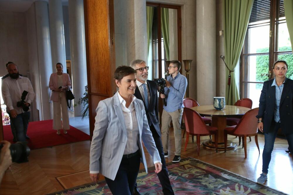 <p>Dragan i Maja Bjelogrlić sa Karađorđevićima u Ambasadi Francuske</p>