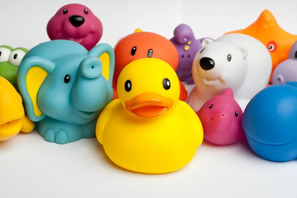Gumene igračke za kupanje mogu da budu vrlo opasne ako se ne izbaci sva voda iz njih