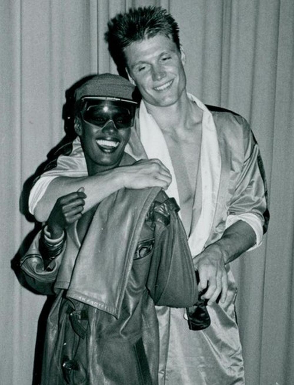 Grejs Džons i Dolf Lundgren 1985. godine